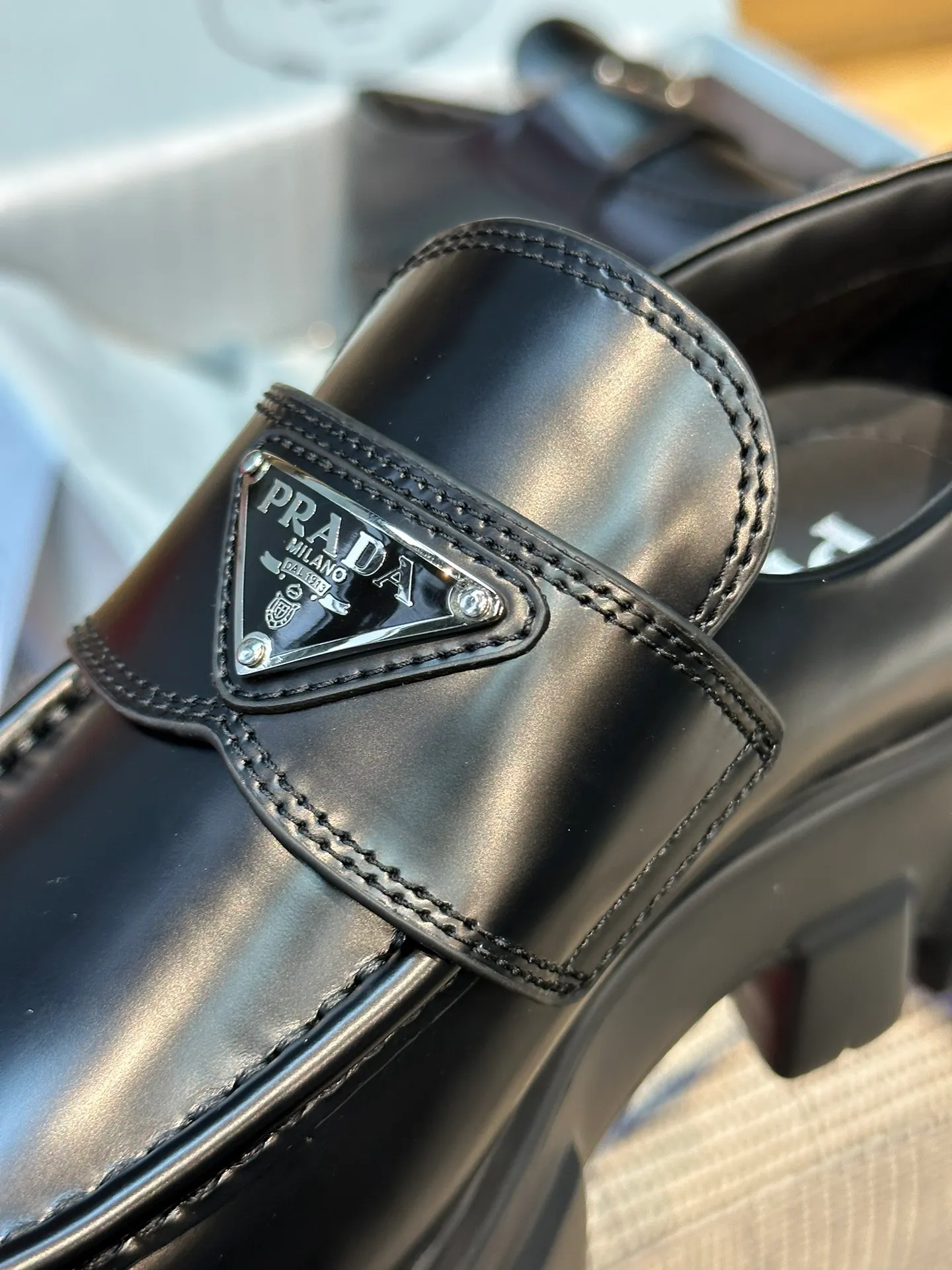 👟👟Ex-factory price 480👟👟 Women's shoe factory Prada ss23 new thick-soled loafers. The 2023 spring and summer new model is based on the classic model, ⚠️: the toe has been adjusted, with a goose crown shape, which is more rounded and stylish! ⚠️Attachment: 2023 genuine + old version comparison picture set! Classic wheel thick sole + classic Loaf upper, imported open-edge beaded calfskin material! The sole is made of foam material, which feels super comfortable on the feet. It is 5.5cm taller and is a perfect tool for long legs. The upper is open-edge beaded cowhide and decorated with a triangle logo! Code number 35-40